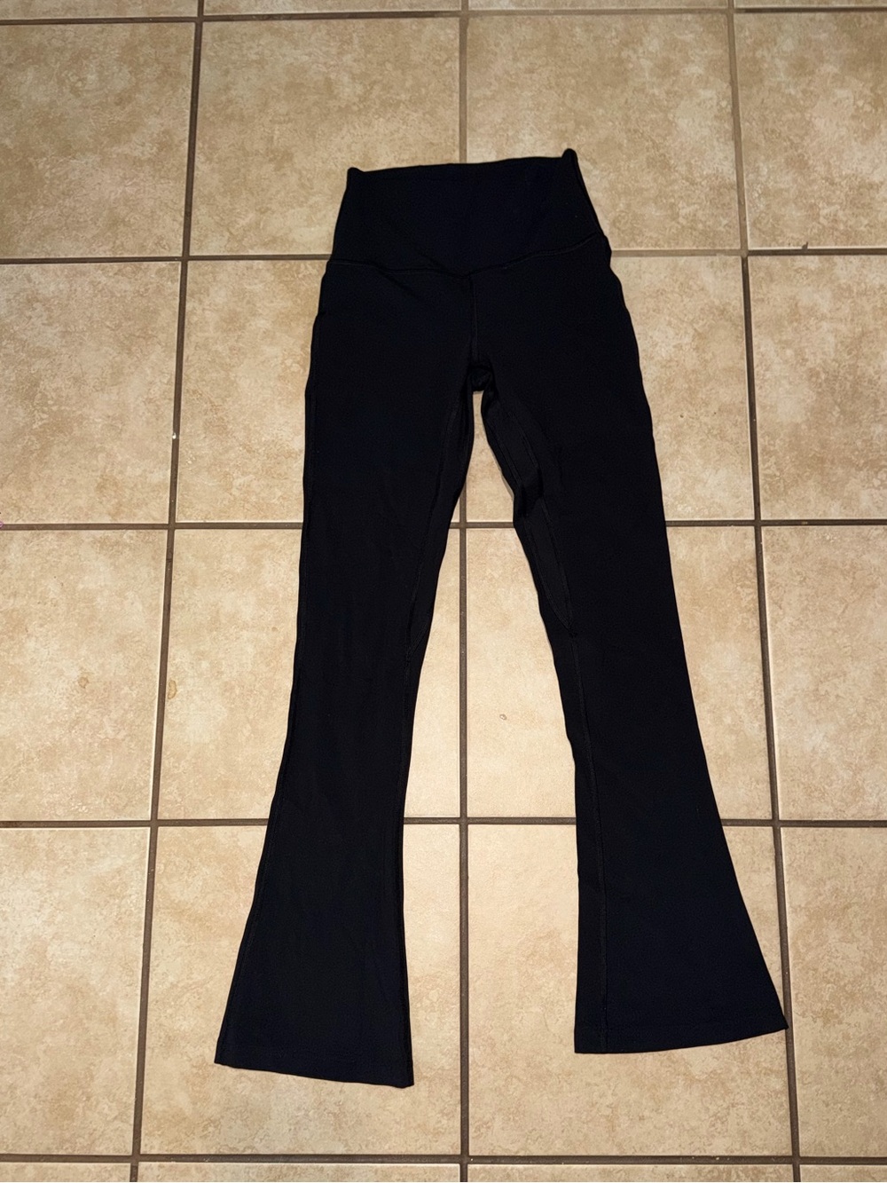 Lululemon Align High-Rise Mini Flare Pant 32"
Black size 4